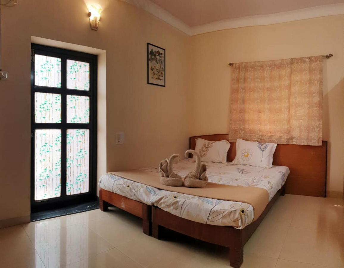 Mama Mids Home Morjim Esterno foto