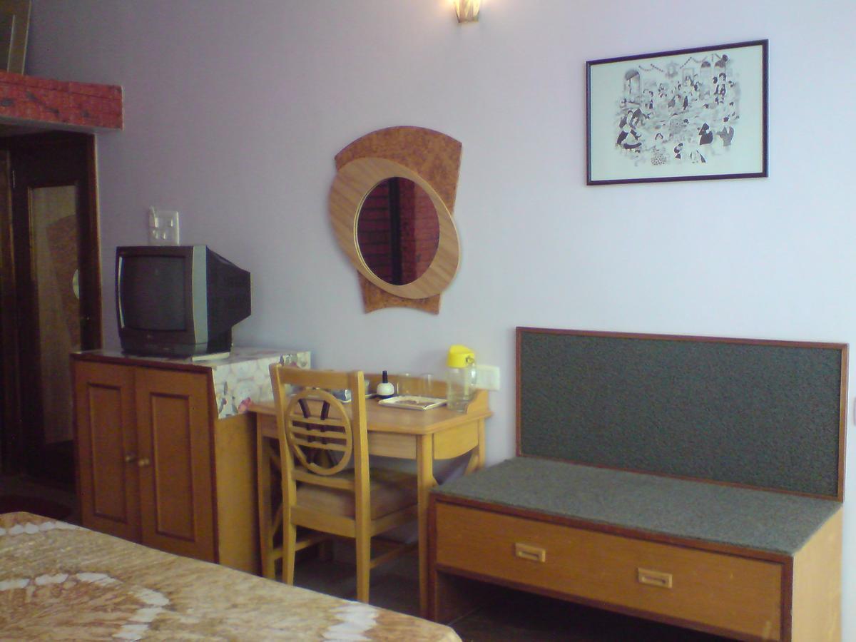 Mama Mids Home Morjim Esterno foto