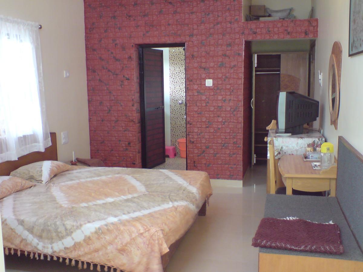Mama Mids Home Morjim Esterno foto